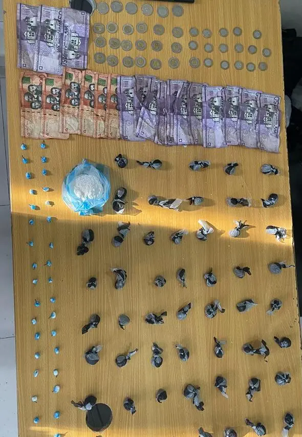 Policía en Baní demuele punto de drogas con pala mecánica
