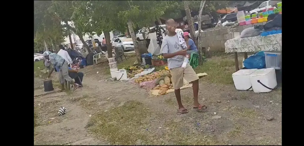 Jerandy Medrano, de 10 años llega a los perímetros de la cárcel de La Victoria con una mezcla en una botellita plástica y una toallita listo para comenzar a trabajar.