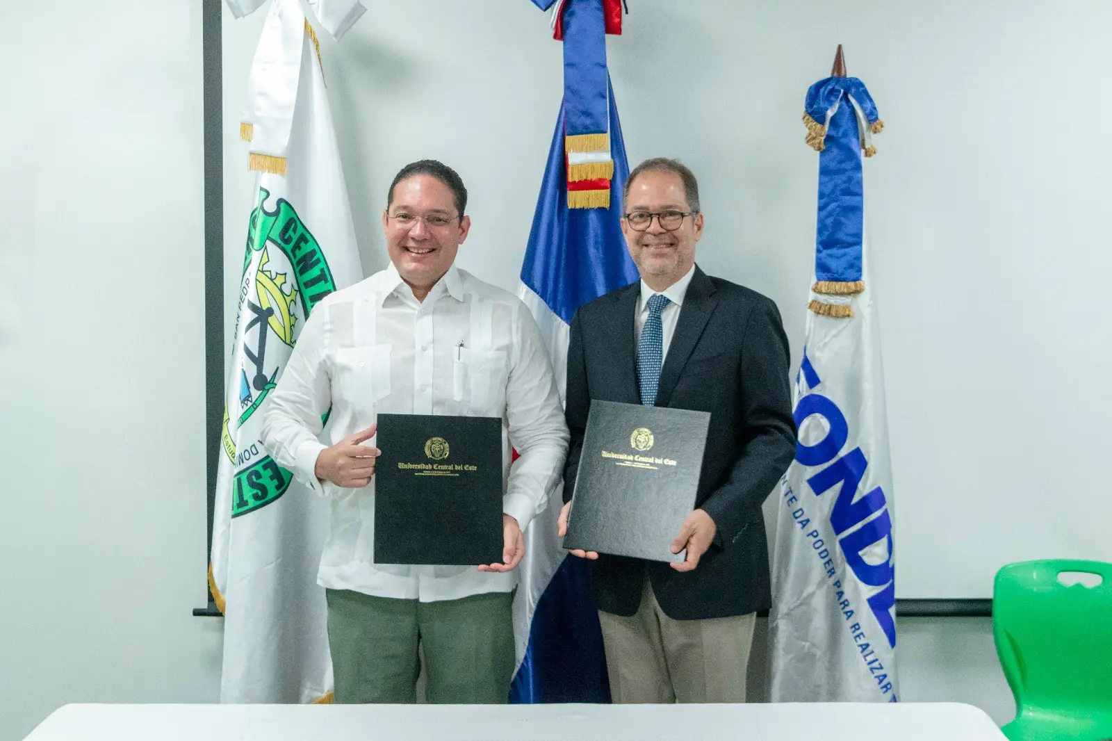 UCE y FONDESA firman convenio que beneficiará a estudiantes