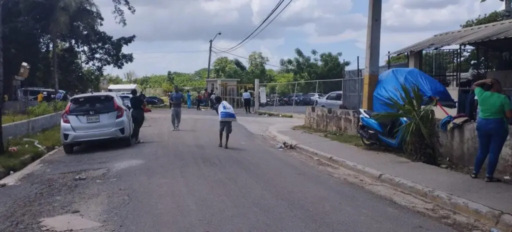 Jenrry de 12 años realiza el servicio de cargar sacos, fundas bultos y más a las personas de la zona por unas cuantas propinas