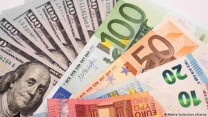 El euro cae por encima de los 1,05 dólares