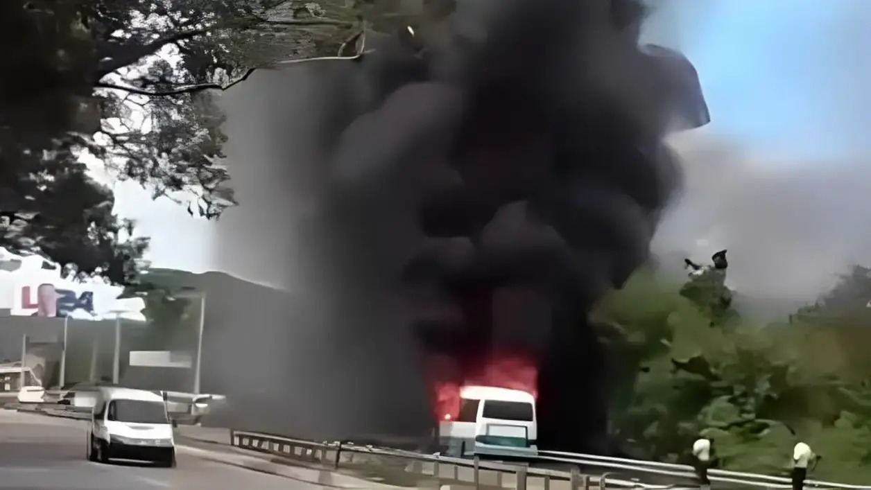 Autobús que transportaba al menos 20 pasajeros se incendia en Santiago