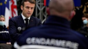 Macron promete 15.000 millones de euros para reforzar seguridad