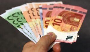 El euro cae por debajo de 1,05 dólares por la cautela