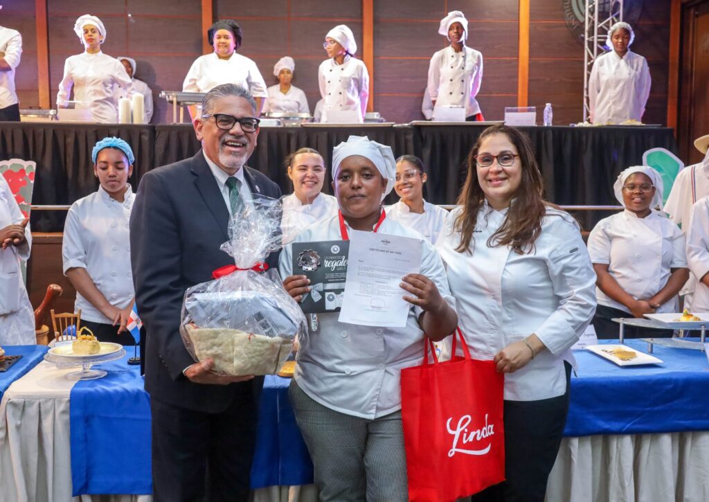 Pedro Quezada, Mirian Hinojosa (una de las ganadoras) y la chef Ana Lebrón.