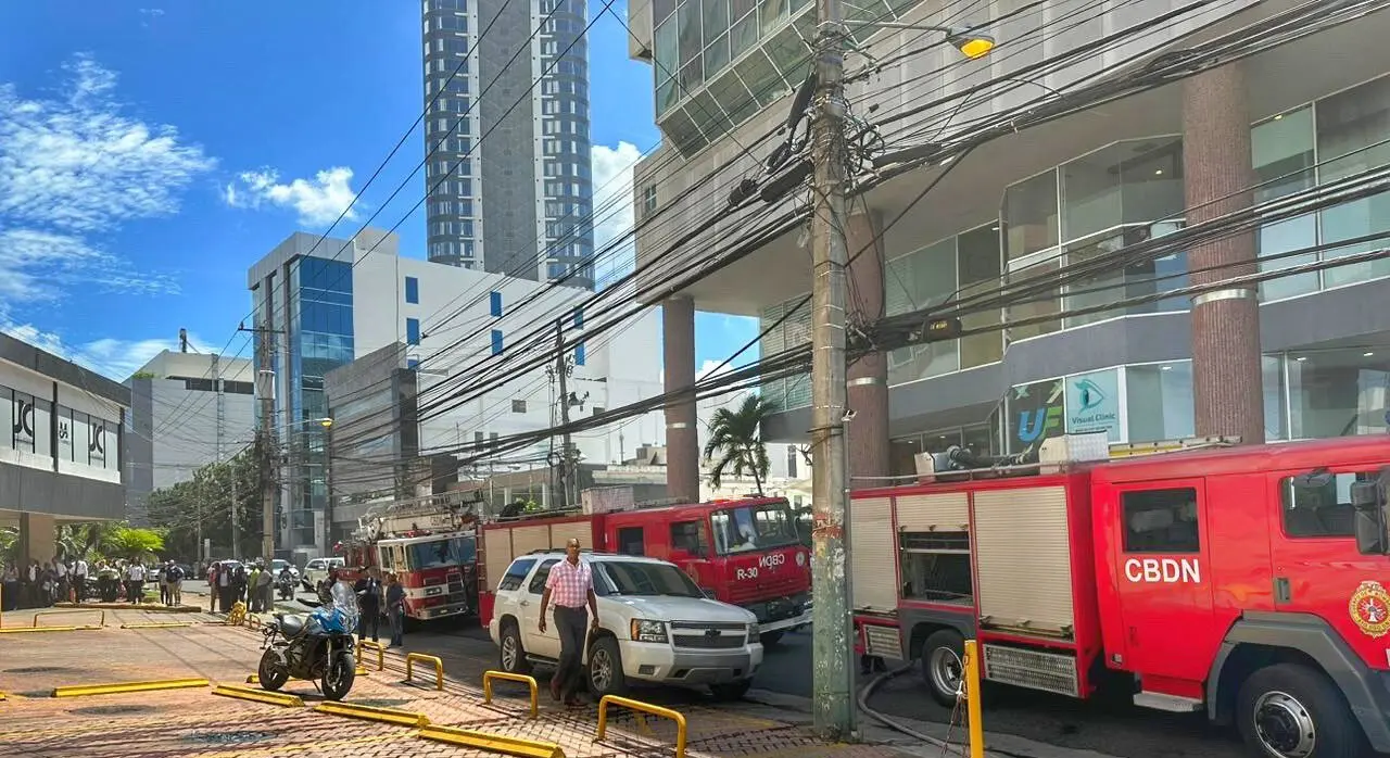 Incendio en el parqueo del centro comercial Plaza Naco