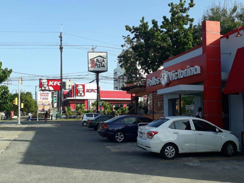 La guerra del pollo frito en RD tiene a Popeyes como nuevo contrincante