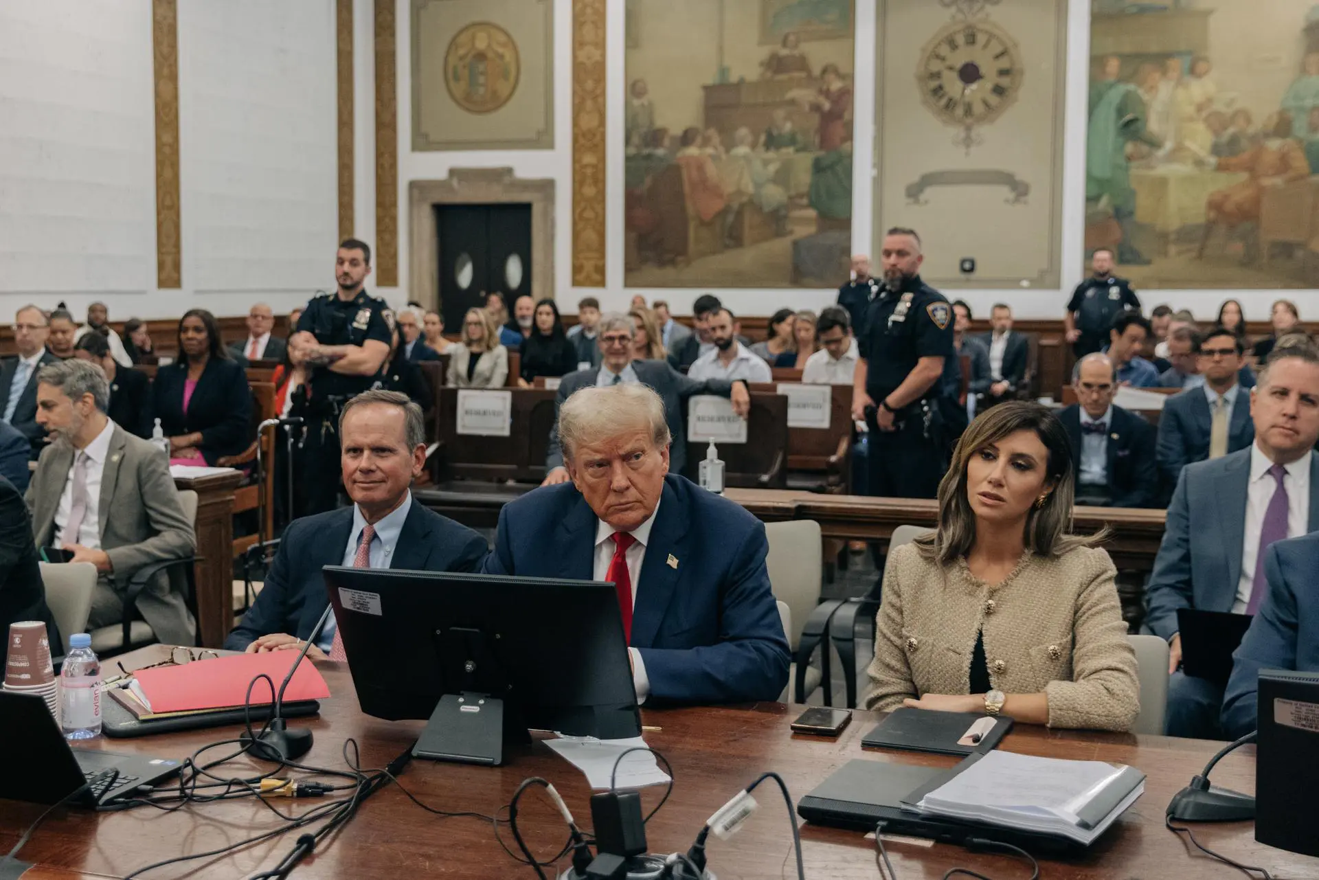 Defensa de Trump pide paralizar la liquidación de sus empresas
