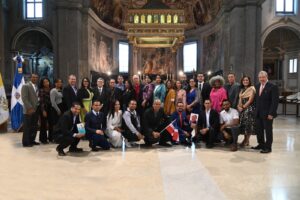 Miembros de la Asociación de Artistas Visuales participan en primera avocación de la Virgen de La Altagracia en Vaticano