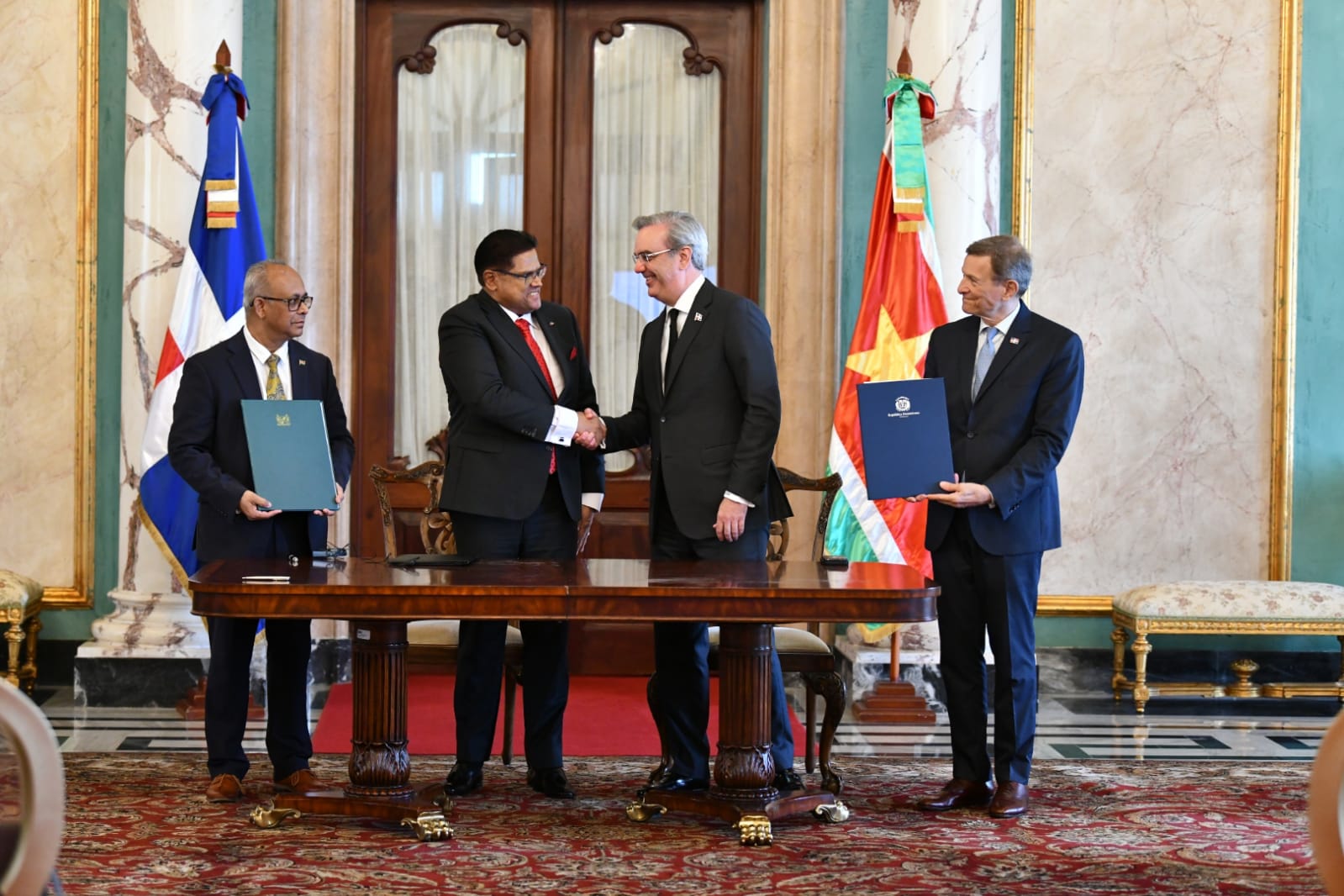 RD y Surinam firman cuatro acuerdos para colaborar en área hidrocarburos, agricultura y servicios áreos