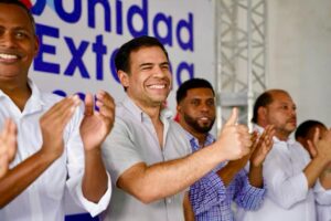 Roberto Ángel juramenta miembro del CC del PLD en Unidad Externa