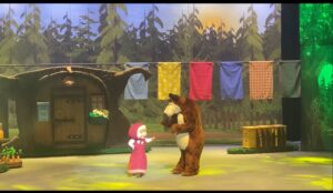 Niños viven una nueva aventura con Masha y el Oso en el Teatro Nacional