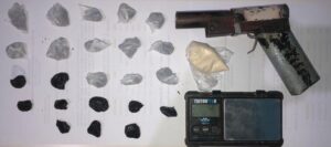 Apresan hombre y le ocupan presunta cocaina, marihuana y crack
