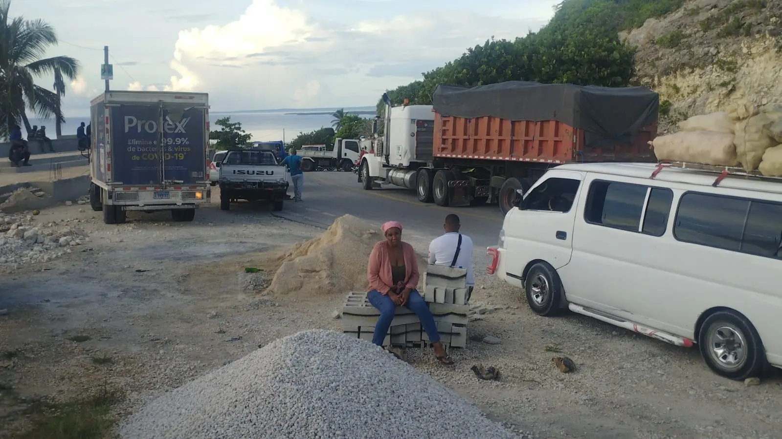 Bloquean carretera Enriquillo-Pedernales en reclamo de salarios atrasados