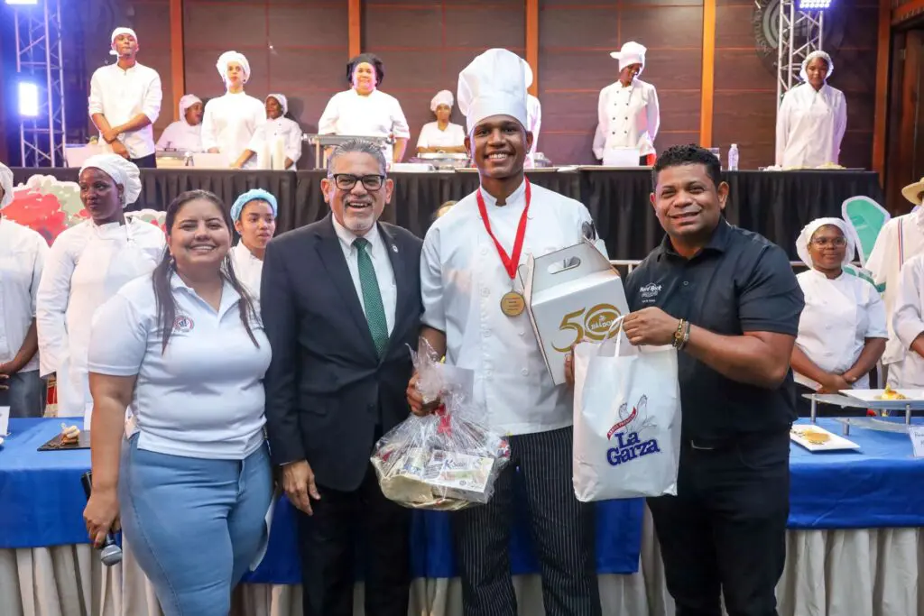 Yuderka Monción, Pedro Quezada, Cristopher Jiménez (ganador de uno de los renglones) y Justo Acosta.
