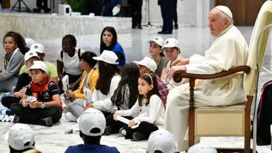 El papa pide ante 7.000 niños "trabajar para la paz" y "custodiar la Tierra"