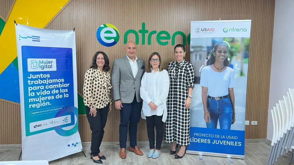 Alina Matos, César Asiático, Saschia Seibel, y Pamela Martínez