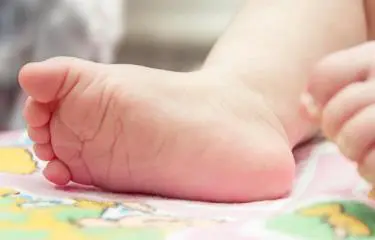 Niño de año y medio muere tras ingerir pegamento en Santiago