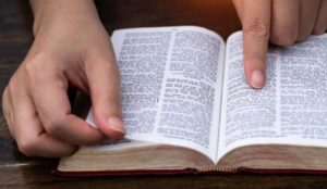 7 cosas que están prohibidas en la Biblia y que probablemente haces