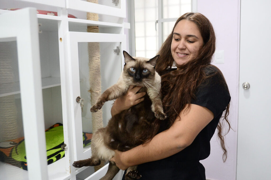 La doctora Aida Peña sostiene la mascota Gato, que esta hospedad en el hotel