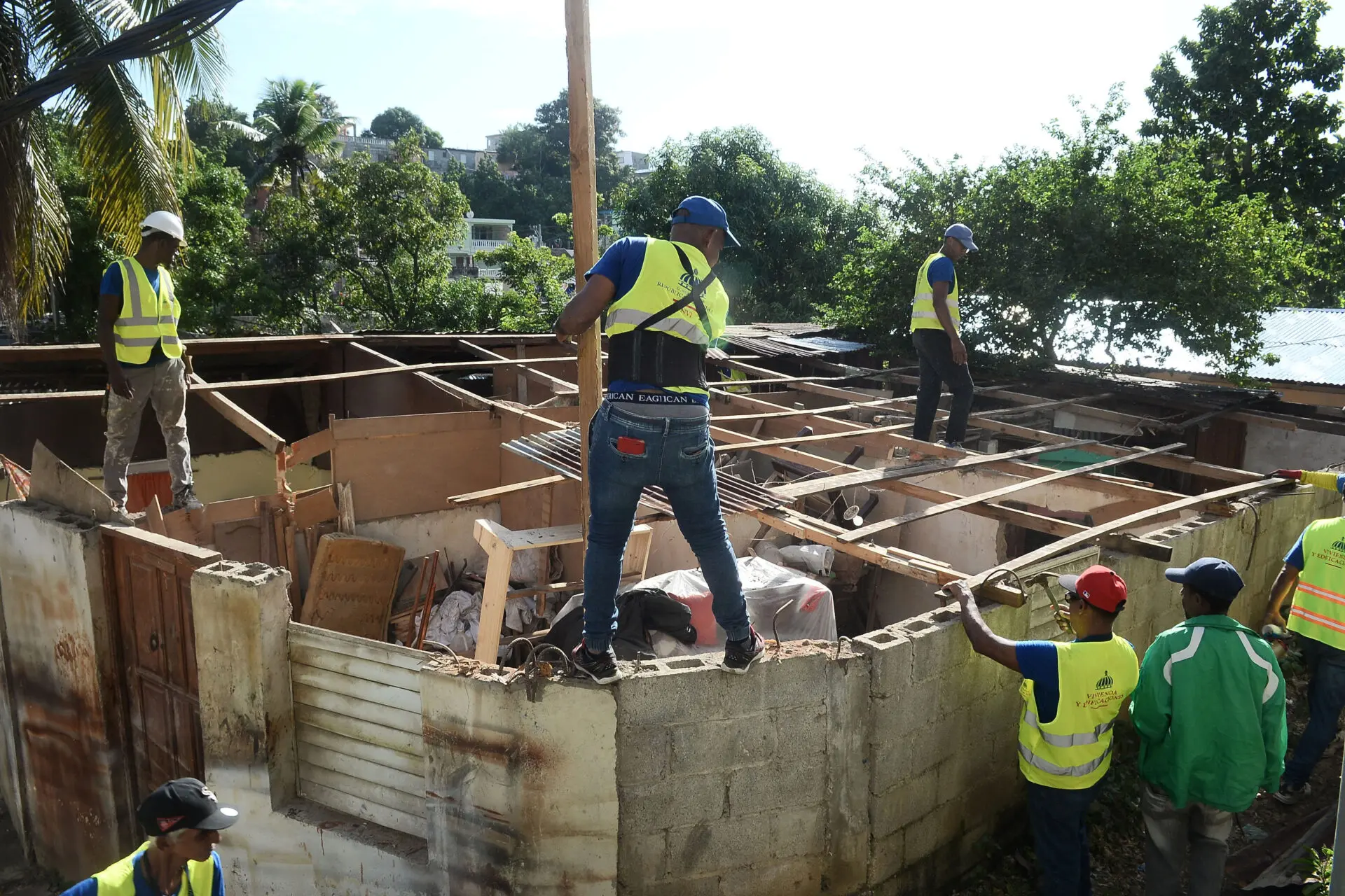 Carlos Bonilla afirma viviendas afectadas por lluvias serán reparadas