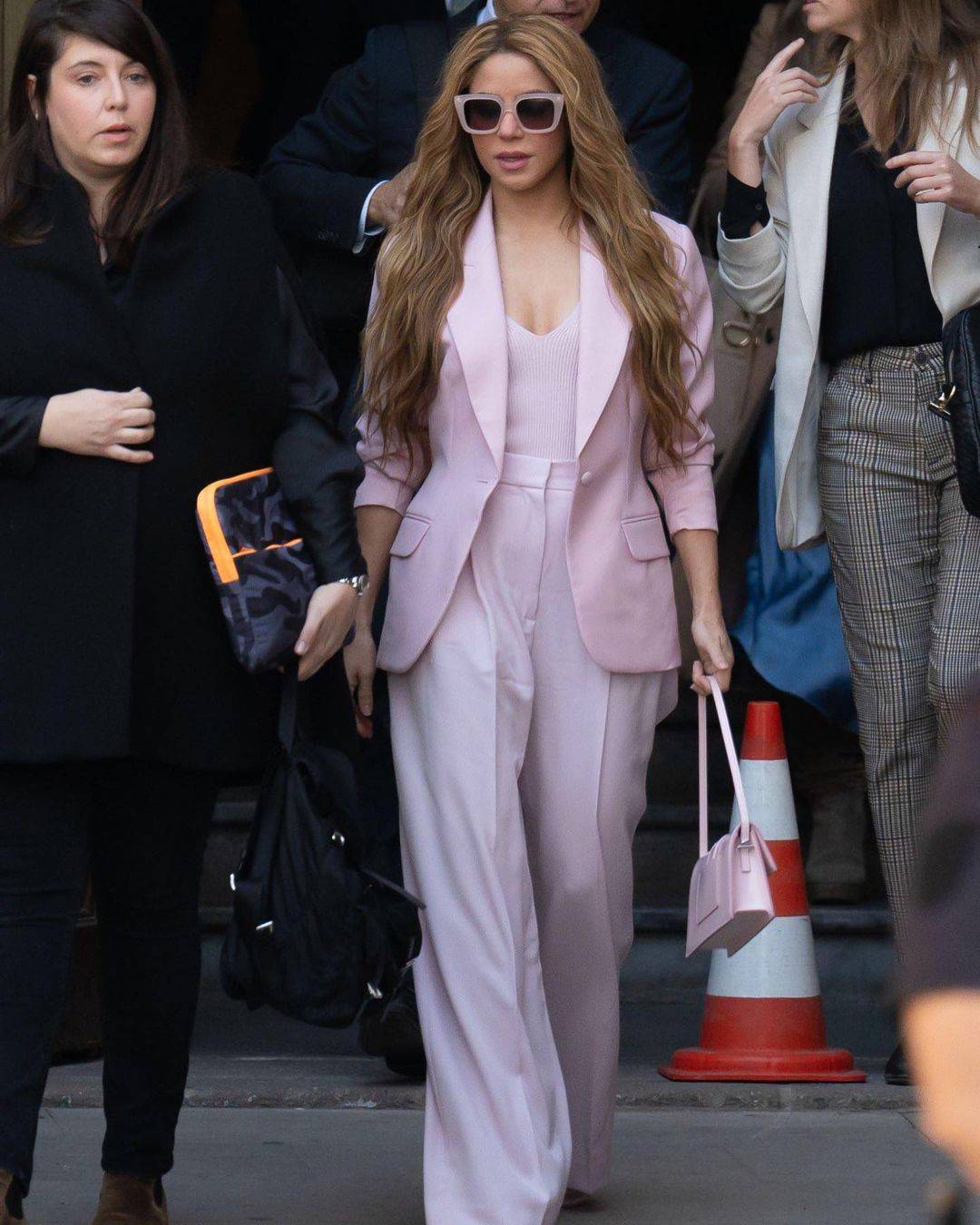El mensaje oculto detrás del traje rosa de Shakira en su juicio