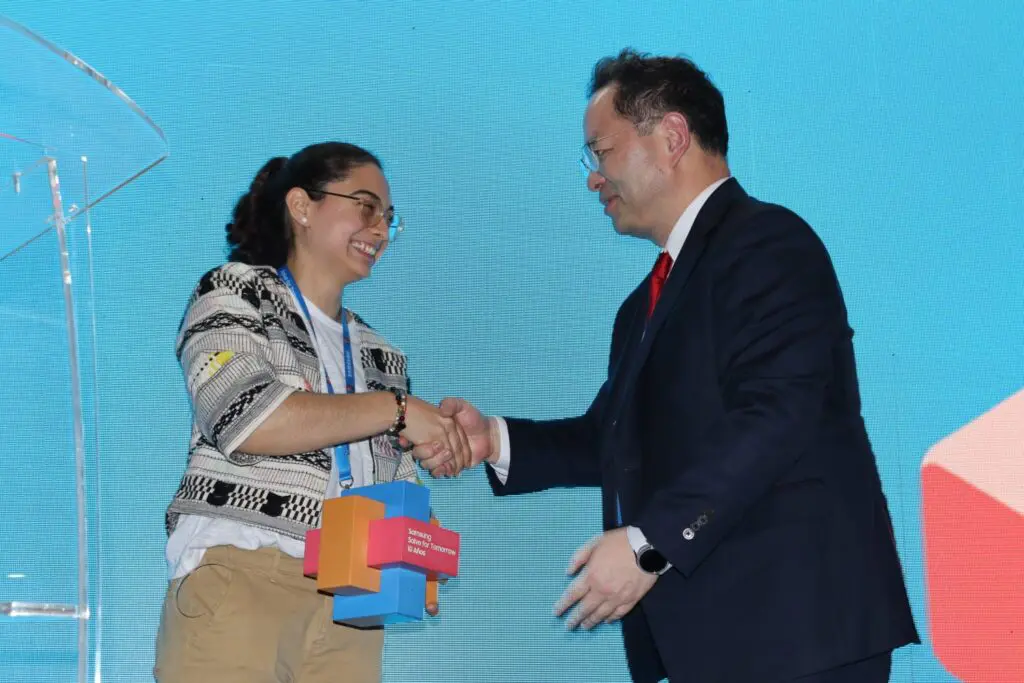 HS Jo junto a Valentina Avietta de Argentina, una de las jóvenes que ganó el programa