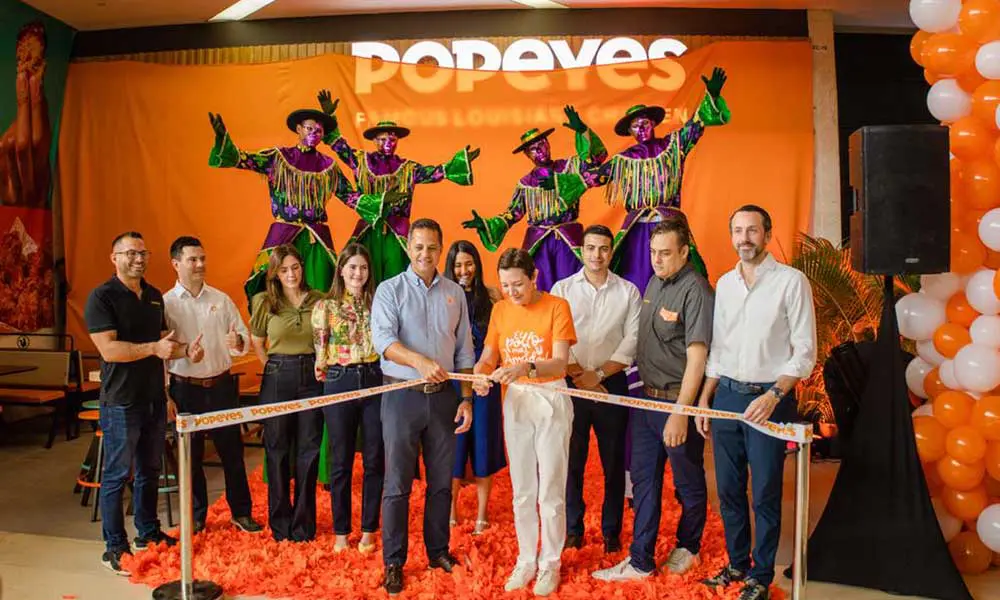 Jamil Array, Thiago Capitani, Sara Corripio, Mónica Corripio, Marcos Sánchez, Isabel Turull, Alexandra Bodden, Domingo Bermúdez, Mauro Noriega y Renato Rossi durante el corte de la cinta de apertura. FUENTE EXTERNA