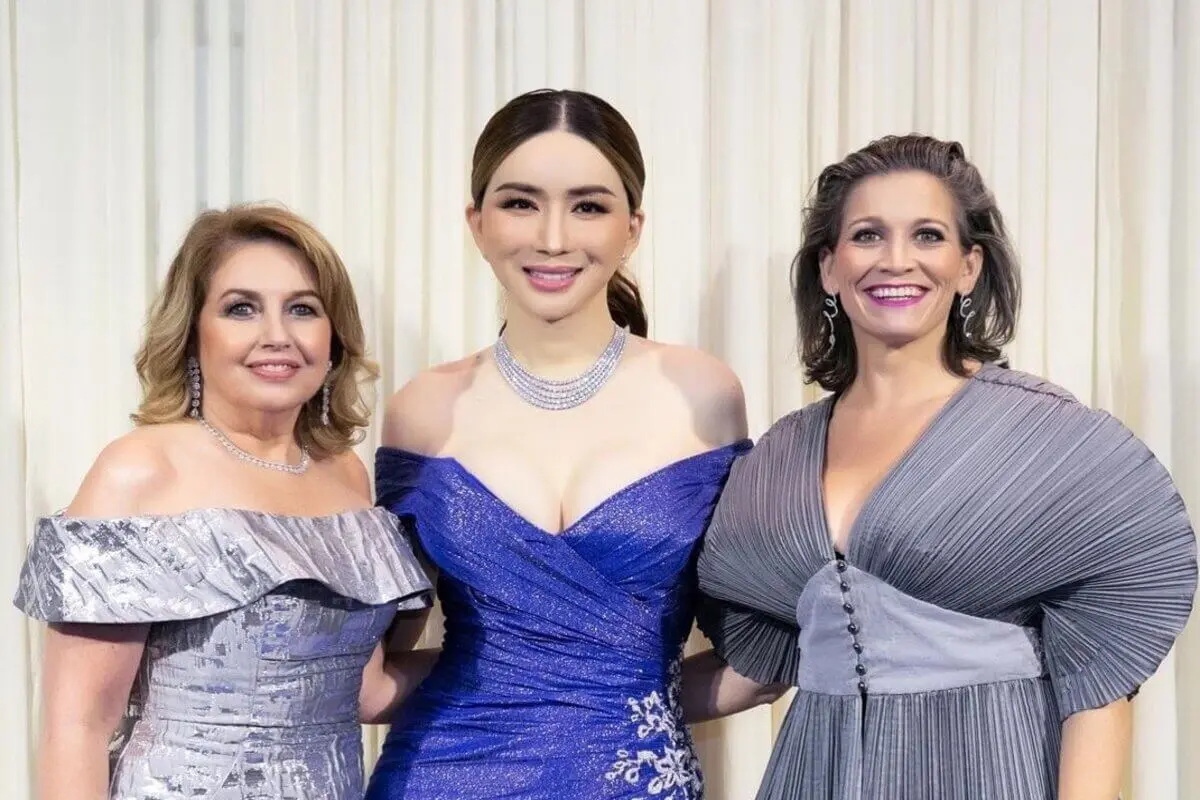 Presidenta de la Organización Miss Universo renuncia a su cargo