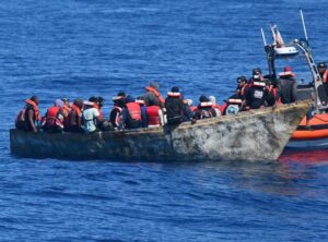 Rescatan a 60 migrantes en peligro de naufragio que salieron desde RD