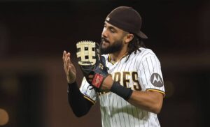 Tatis Jr se une a grupo selecto de dominicanos con su guante de platino