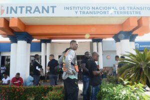 Inconvenientes en el sistema del Intrant provoca largas filas para sacar  licencias