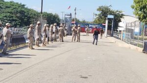Haitianos rompen candados de puerta fronteriza en Dajabón para cruzar