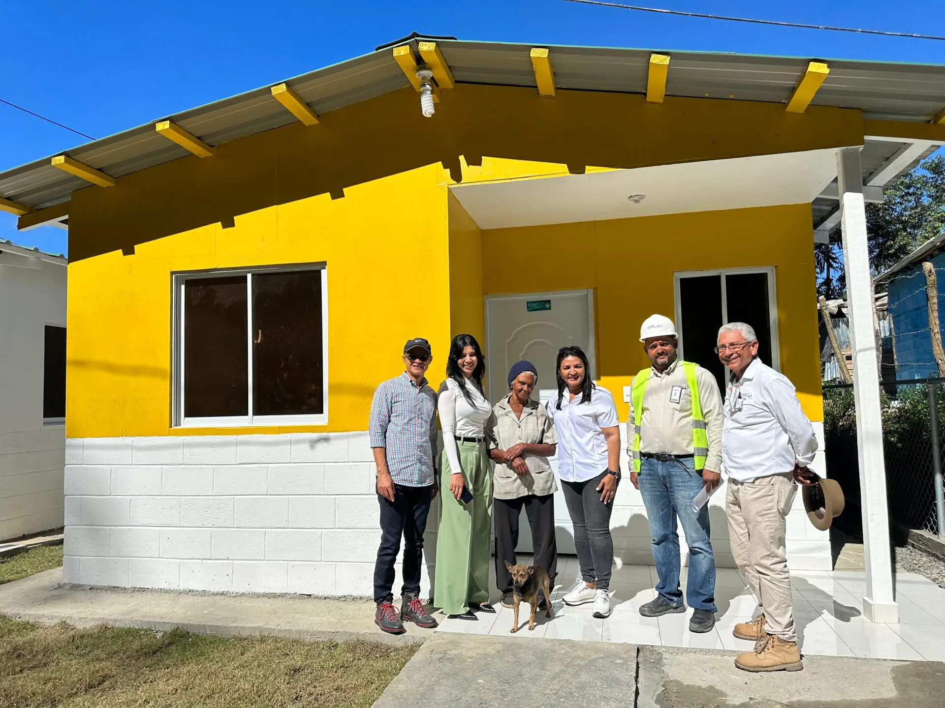 Ministerio de Obras Publicas entrega tres viviendas en Rancho Arriba