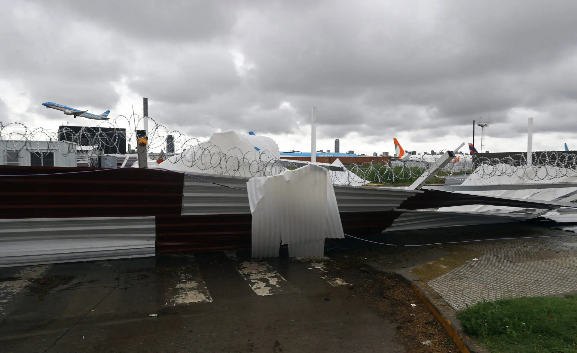 View of damages at the Jorge Newbery (Aeroparque) airport following a fierce storm that hit Buenos Aires, on December 17, 2023. - In the port city of Bahia Blanca, some 600km southwest of Buenos Aires, the powerful storm led to the deaths of at least 13 people when the roof of a sports club collapsed, authorities said. (Photo by ALEJANDRO PAGNI / AFP)