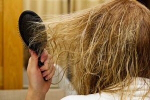 El cabello se cae cuando le aplican una decoloración inadecuada