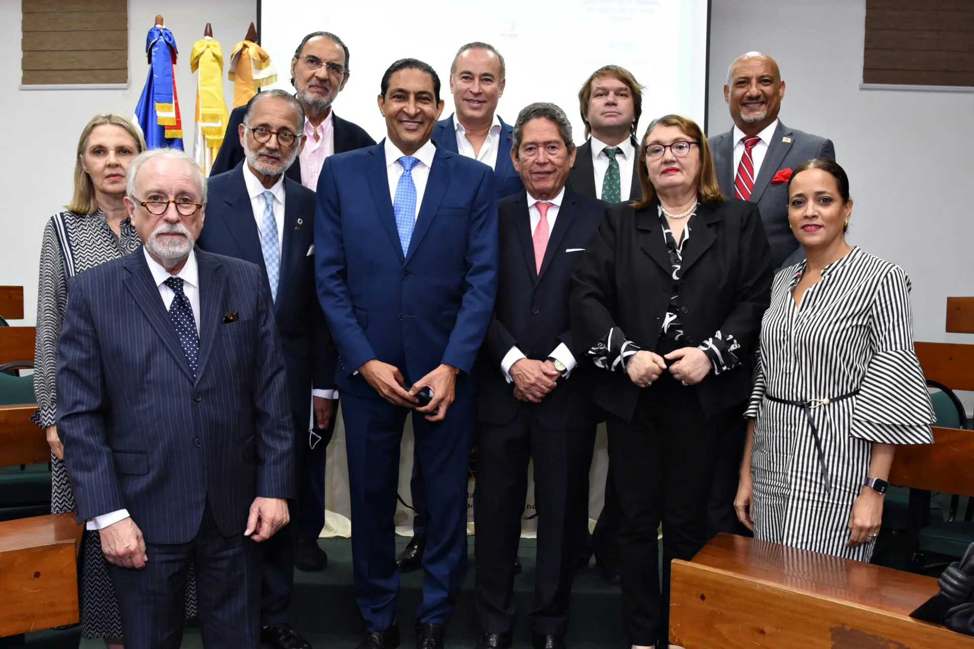 Fernando González Nicolás, decano del Cuerpo Consular y Cónsul de Malasia, EL profesor Iván Gatón junto a parte de los cónsules que asistieron al evento. FUENTE EXTERNA