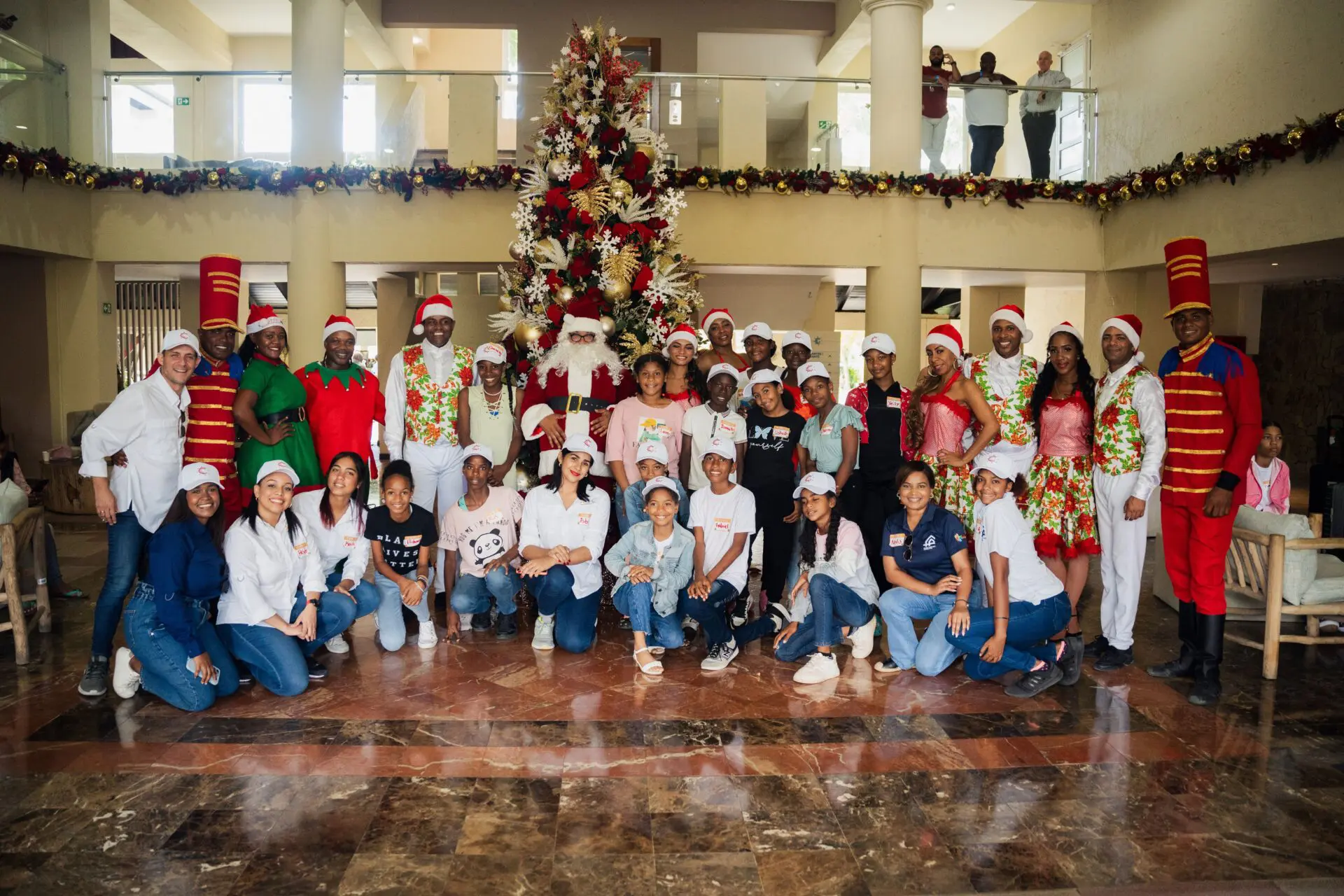 Equipo coral costa caribe junto a los niños de la Pedro Martínez Foundation. FUENTE EXTERNA