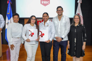 Graduandas recibiendo sus diplomas junto a Belissa Best de Santos, Gregorio Tapia y Yara Hernández. FUENTE EXTERNA