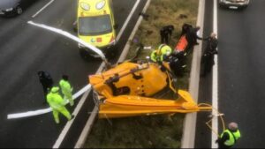 Helicóptero se estrella en autopista en Madrid