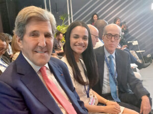 John Kerry junto a Chadia Abreu y Max Puig, representantes de RD