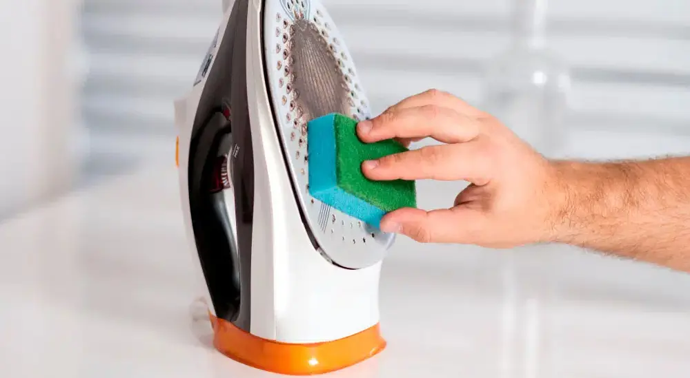 Cómo limpiar tu plancha con una vela y evitar las manchas en la ropa