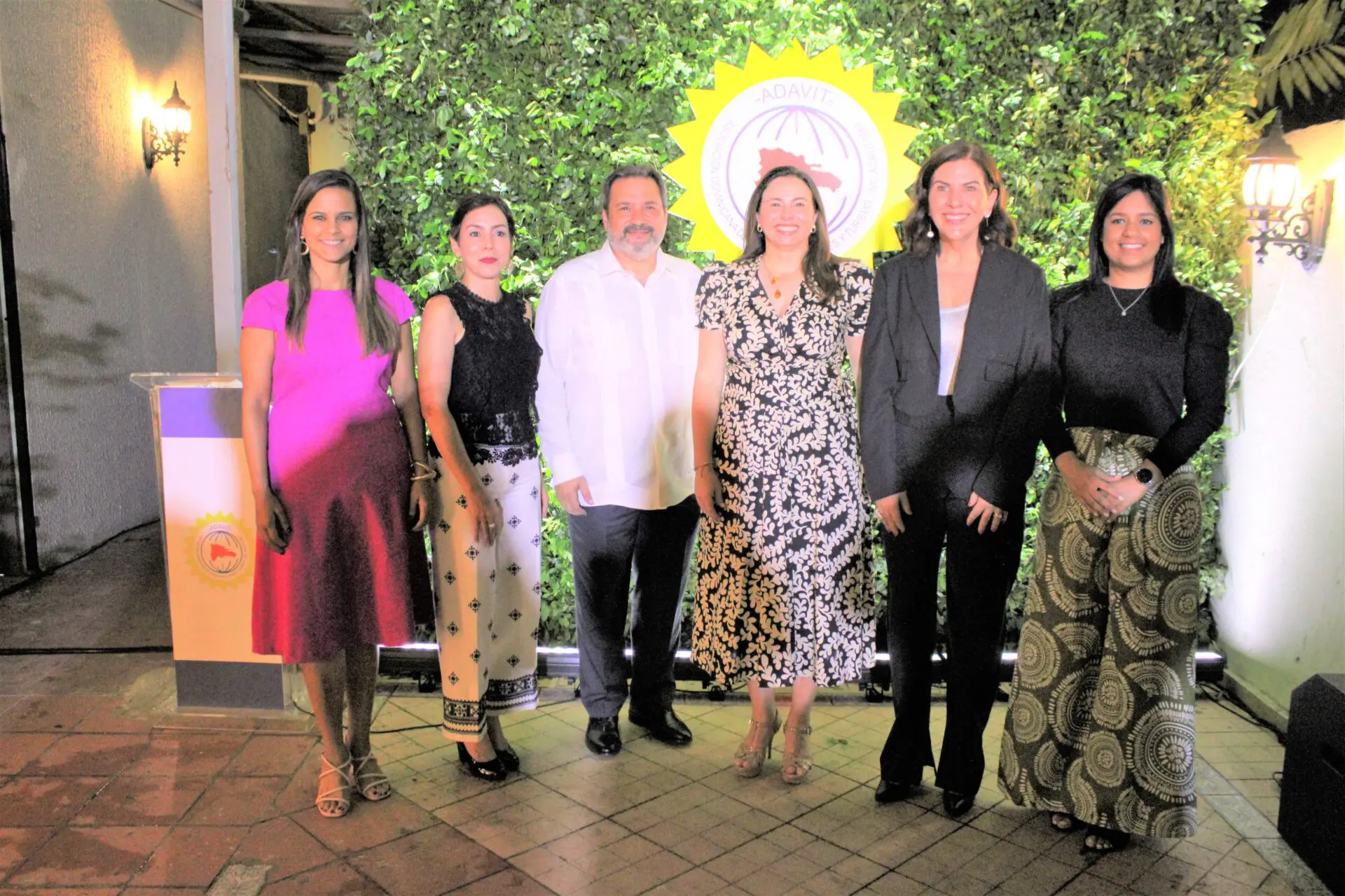 Nicole Mella, Karla Alonso, Ángel Elmúdesi, Ana Santelises de Latour, Theresa Sullivan y Alicia Abreu. FUENTE EXTERNA