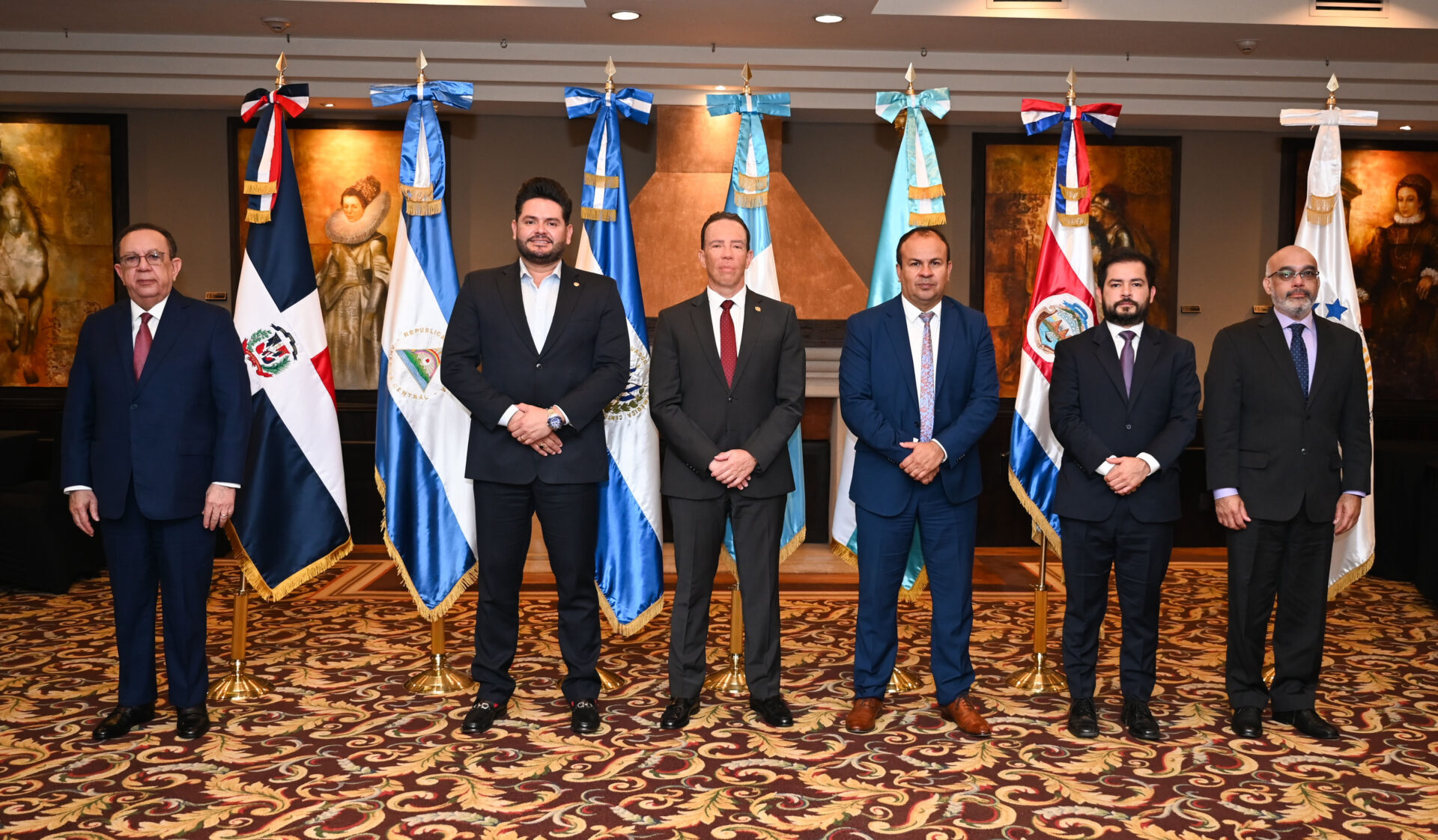 Valdez Albizu (izq) preside reunión del Consejo Monetario Centroamericano
