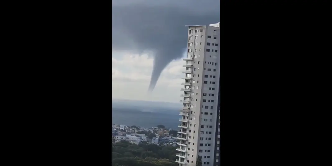 Enorme tromba marina frente a la costa del Malecón de Santo Domingo