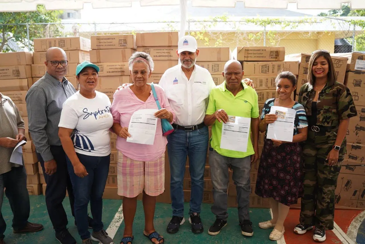 300 familias de Arroyo Bonito en SDO reciben enseres del hogar