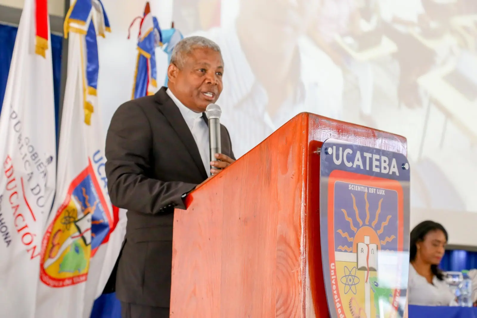 869 educadores celebran su graduación tras concluir el PNI 2022-2023