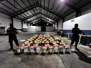 Ocupan 56 paquetes de presumiblemente cocaína en el AILA