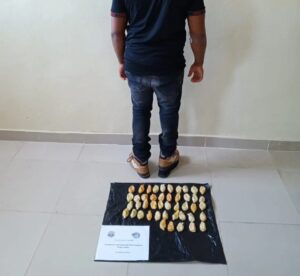 Arrestan dominicano con 45 bolsitas de cocaína líquida en el estómago
