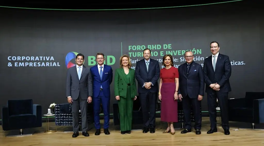 David Llibre, Felipe Buhigas, Paola Serrano, Steven Puig, Haydee Kuret de Rainieri, Frank Rainieri y Luis Molina Maríñez. El presidente del Banco BHD, Steven Puig, junto a los panelistas del Foro BHD Turismo e Inversión realizado en FITUR 2024.